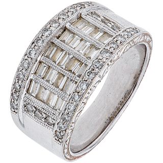 ANILLO CON DIAMANTES EN ORO BLANCO DE 18K con diamantes corte brillante ~0.20 ct y diamantes corte baguette ~0.50 ct. Talla: 6 ¼ | RING WITH DIAMONDS 