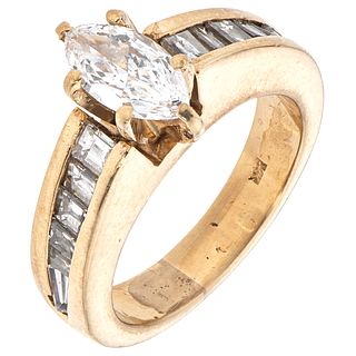 ANILLO CON DIAMANTES EN ORO AMARILLO DE 14K con un diamante corte marquise ~0.75 ct Claridad: SI1 y diamantes distintos cortes | RING WITH DIAMONDS IN