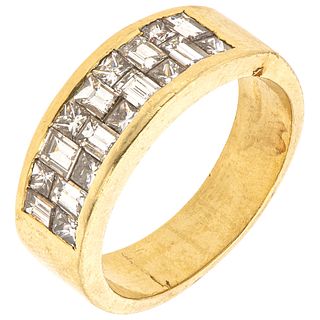 ANILLO CON DIAMANTES EN ORO AMARILLO DE 18K con diamantes corte princess y baguette ~1.10 ct. Peso: 10.0 g | RING WITH DIAMONDS IN 18K YELLOW GOLD Pri