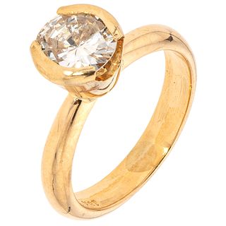ANILLO SOLITARIO CON DIAMANTE EN ORO AMARILLO DE 18K con un diamante corte brillante ~1.50 ct Claridad: VS2. Talla: 6 ¼ | SOLITAIRE RING WITH DIAMOND 