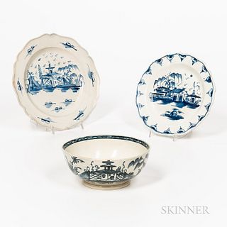 Three Chinoiserie Pattern Pearlware Table Items, England, late 18th century, including two plates and a small bowl, dia. to 9 1/2 in.