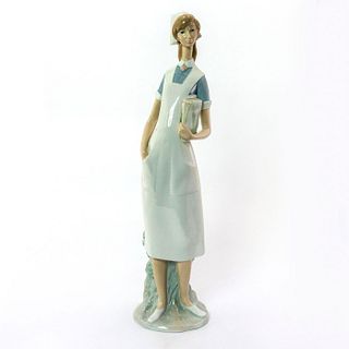Nurse 1004603 - Lladro Porcelain Figurine