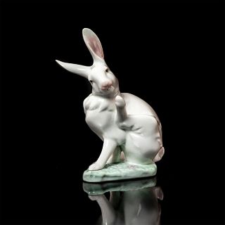 Washing Up 1005887 - Lladro Porcelain Figurine