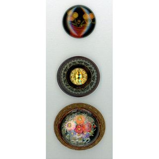 A SMALL CARD OF DIV 3 BAKELITE BUTTONS INCLUDING FLORAL