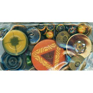 A BAG LOT OF ASSORTED CELLULOID BUTTONS.