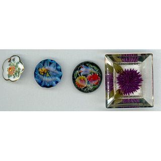 A SMALL CARD OF ASSORTED MATERIAL FLOWER BUTTONS