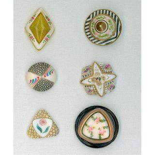 A SMALL CARD OF DIV 1 GLASS FLORAL BUTTONS