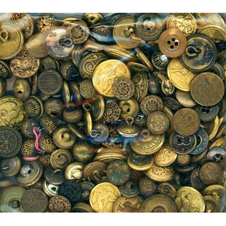 A HEAVY BAG LOT OF ASSORTED METAL BUTTONS