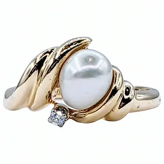 Charming Pearl & Diamond Ring
