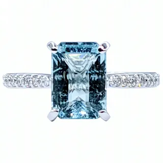 Classy Aquamarine & Diamond Ring