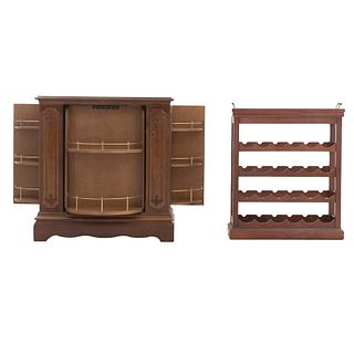 Mueble bar. Italia. sXX. Elaborado en madera. Con cubierta rectangular, 3 puertas abatibles y soporte semicurvo. 88 x 85 x 43 cm.