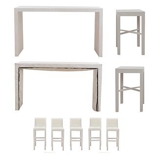 Set de muebles para bar. SXXI. Elaborado en madera. Consta de: 5 Sillas altas, 2 mesas consolas y 2 mesas altas. Piezas: 9.