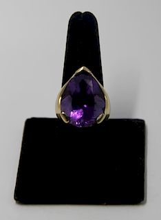 JEWELRY. 18kt Gold and Amethyst Cocktail Ring.