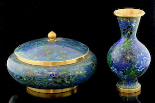 20th century Chinese cloisonne bowl and cover with green and blue floral and foliage decoration, 18c