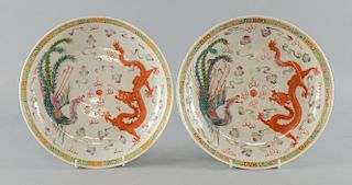 Pair of Chinese famille rose dishes decorated with an iron red dragon and a phoenix, six character m