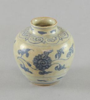 Chinese blue and white vase and cover decorated with flowers and foliage, 8.5cm high,