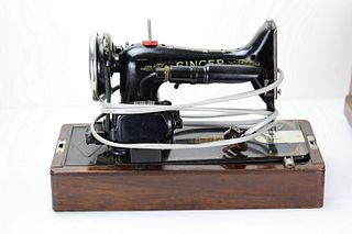 A Vintage SINGER Sewing Machine In Case
