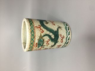 CHINESE FAMILLE ROSE PORCELAIN BRUSH POT , HAND PAINTED DRAGONS ,H 11.5CM
