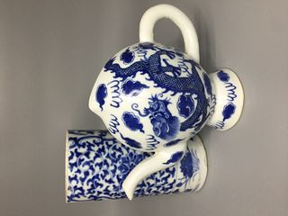 CHINESE BLUE AND WHITE TEA POT H14.5CM  AND  A VASE H 15CM