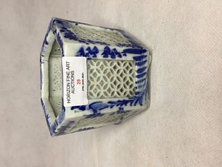 A CHINESE/JAPANESE BLUE AND WHITE BRUSH POT ,H9.5CM