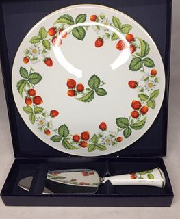 BOXED ROYAL WORCESTER 1994 STRAWBERRY CAKE PLATE 28.5CM AND CAKE SLICE
