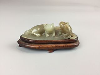 CHINESE JADE/HARDSTONE CRAVED CAT WITH HARDWOOD STAND, L 7.6CM
