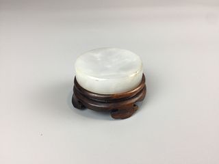 CHINESE JADE/HARDSTONE SNUFF DISH WITH HARDWOOD STAND , D 4.3CM
