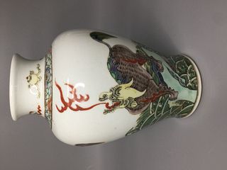 A CHINESE FAMILLE VERTE VASE, DECORATED WITH DRAGONS, HEIGHT 20CM