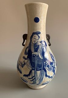CHINESE CRACKLE GLZAED BLUE AND WHITE VASE ,HAND PAINTED FIGURES ,H26.5CM