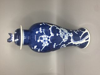 LARGE CHINESE BLUE AND WHITE VASE AND COVER ,H 32.5CM