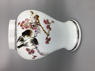 CHINESE FAMILLE ROSE PORCELAIN VASE , HAND PAINTED BIRDS,H22.5CM