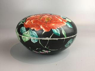 LARGE CHINESE FAMILLE ROSE BOX AND COVER,D 14.5CM H 8.5CM