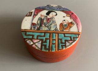 CHINESE FAMILLE ROSE PORCELAIN BOX AND COVER , D 6.5CM H 2.8CM