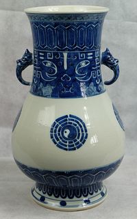 A LARGE CHINESE BLUE AND WHITE VASE WITH 6 CHARACTER MARK TO BASE , HEIGHT 32.5CM 