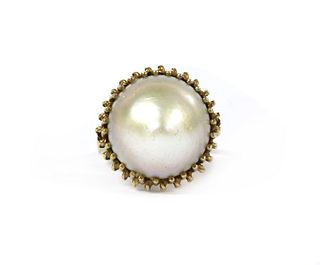 A 9ct gold mabé pearl ring,