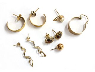 A quantity of gold earrings,