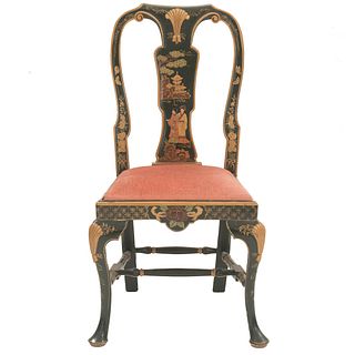 Silla. SXX. Estilo chinesco. Elaborada en madera. Respaldo semiabierto y asiento en tapicería textil aterciopelada.