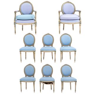 Par de sillones y 6 sillas. SXX. Talla en madera color beige. Con respaldos cerrados y asientos en tapicería color azul. Piezas: 8