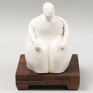 A LA MANERA DE JOY LAVILLE. Sin título. Firma espuria. Escultura en cerámica color blanco, acabado brillante. Con base de madera. 20 cm