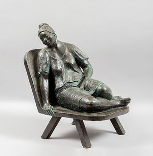 ANÓNIMO (México, SXX) Mujer en silla. Fundición en bronce patinado. 47 cm de altura.