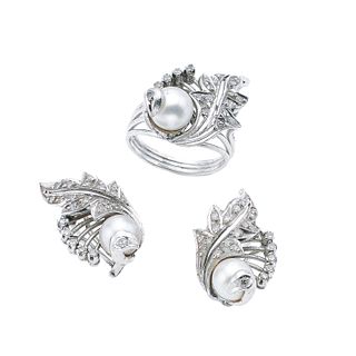 Anillo y par de aretes vintage con perlas y diamantes en plata paladio. 3 perlas cultivadas color gris y blanco de 7 mm.