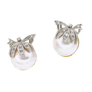 Par de aretes vintage con medias perlas y diamantes en plata paladio. 2 medias perlas cultivadas color gris de 13 mm.