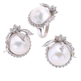 Anillo y par de aretes vintage con medias perlas y diamantes en plata paladio. 3 medias perlas cultivadas color blanco de 18 mm.