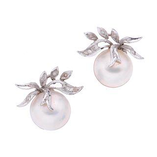 Par de aretes vintage con medias perlas y diamantes en plata paladio. 2 medias perlas cultivadas color blanco de 13 mm.