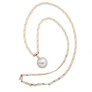 Collar y pendiente con media perla en oro amarillo de 14k. 1 media perla cultivada color gris de 15 mm. Peso: 18.0 g.