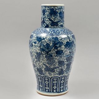 Jarrón. China, SXX. Elaborado en cerámica. Decorado con elementos florales en color azul cobalto. 40 cm altura.