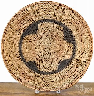 Large Native American Indian basketry tray, early 20th c., 18 1/2'' dia.