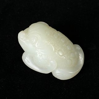 A WHITE JADE FIGURE OF A TOAD 