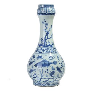 A BLUE AND WHITE 'FISH AND WEED' GARLIC-MOUTH VASE