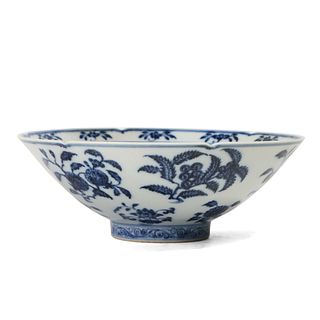 A BLUE AND WHITE 'FLOWER AND FRUIT' BOWL